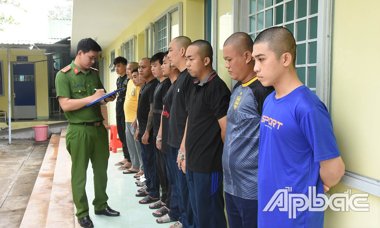 Các đối tượng bị khởi tố vì hành vi gây rối trật tự công cộng liên quan đến pháo hoa trên quốc lộ 1.