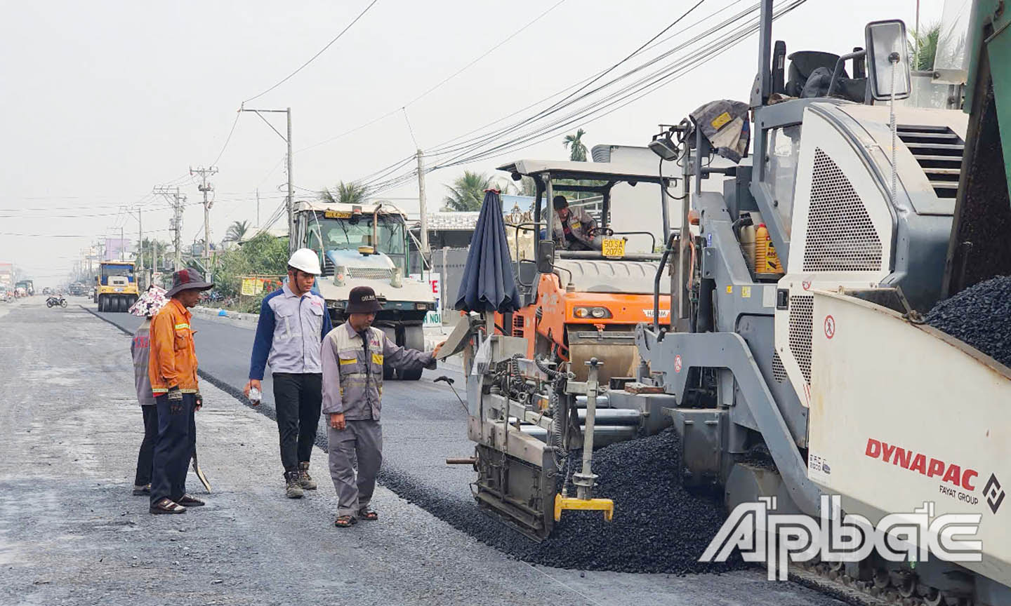Khẩn trương thảm nhựa một số đoạn trên đường tỉnh 870.