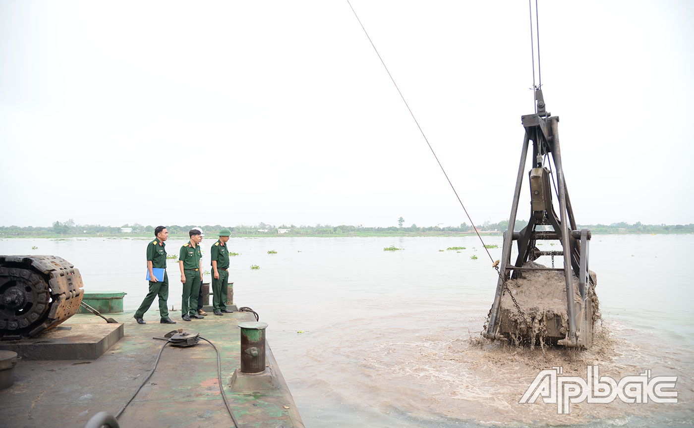 Nghi thức khởi công khai thác cát.
