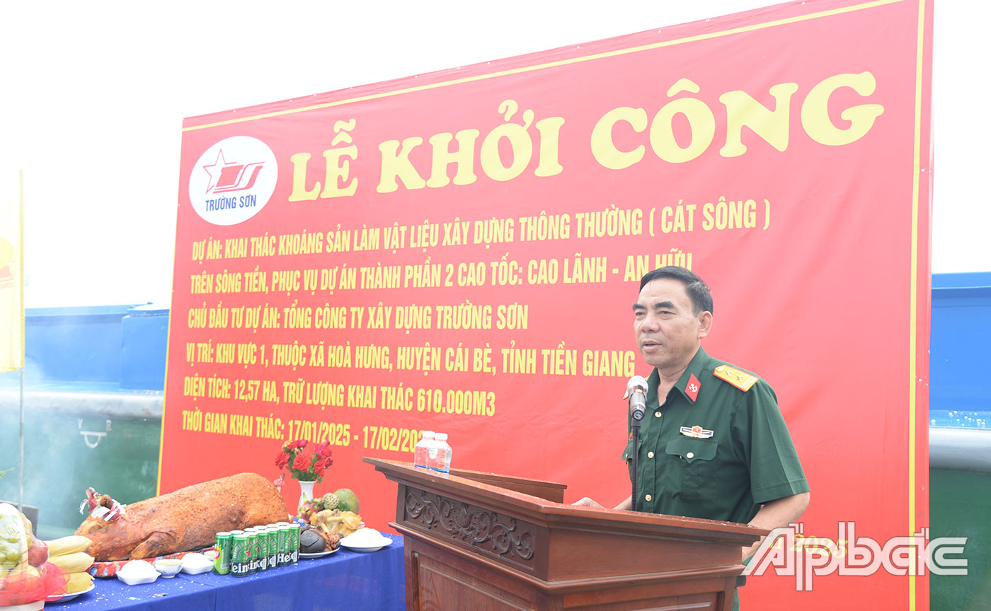 Trung tá Lê Xuân Đại, Giám đốc Ban Điều hành Trường Sơn 11, Tổng Công ty Xây dựng Trường Sơn phát biểu tại Lễ khởi công.