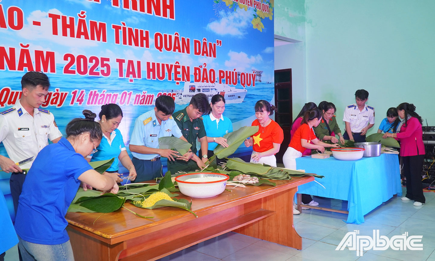 Hội thi gói bánh chưng xanh.
