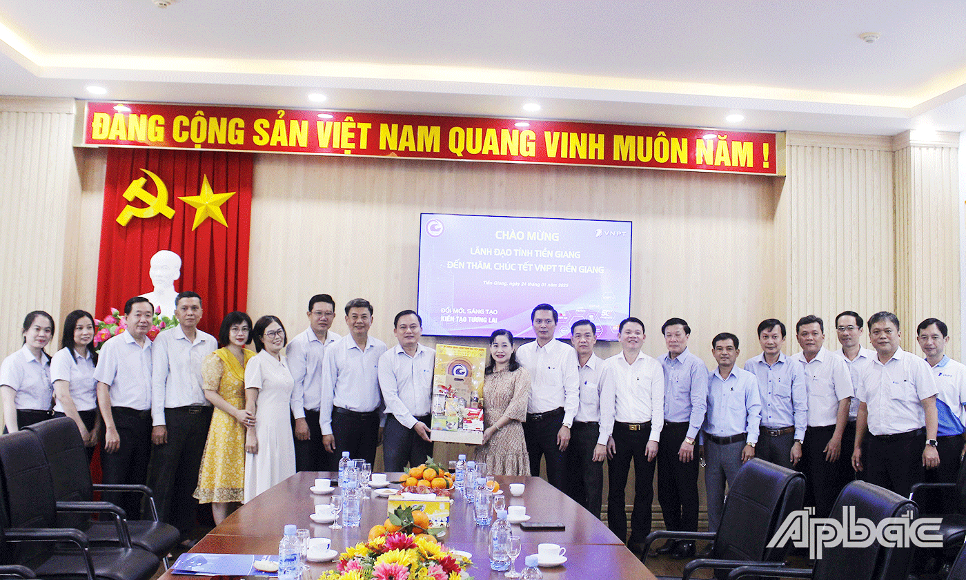 Đoàn đến thăm, chúc tết Viễn thông Tiền Giang.