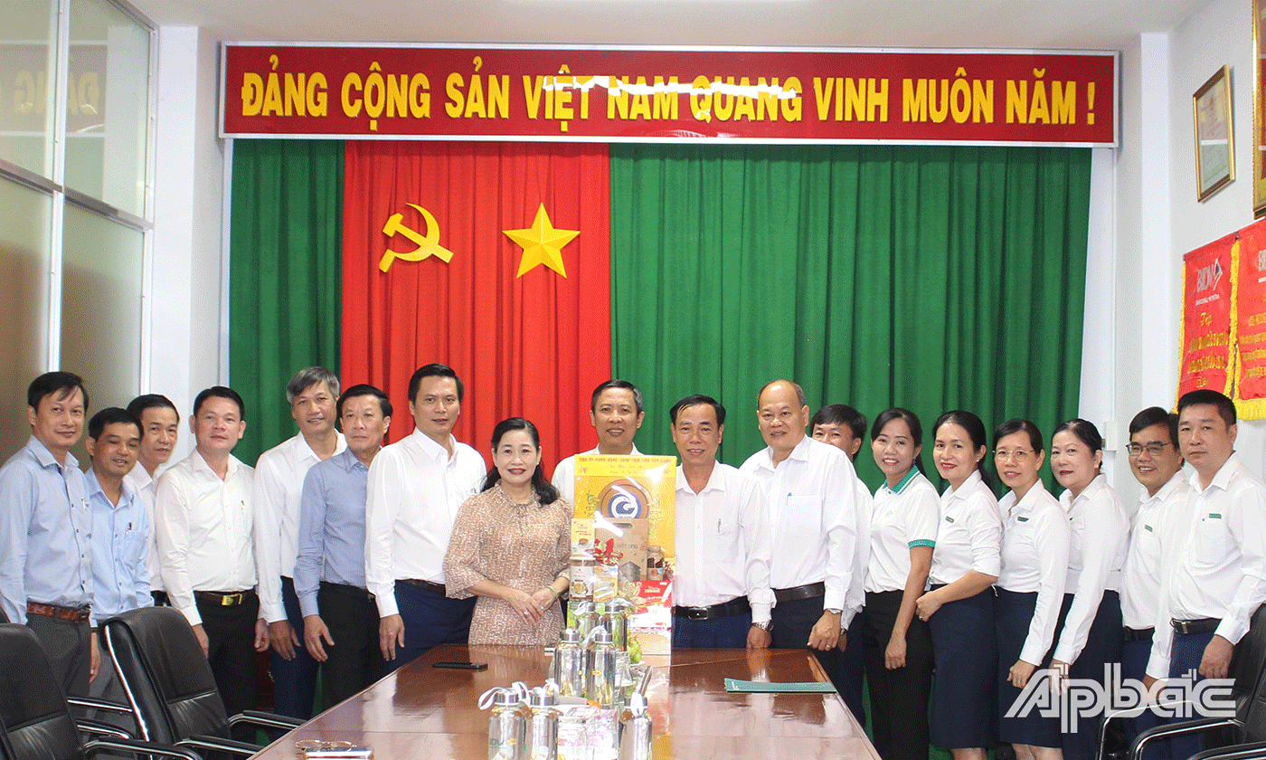 Đoàn đến thăm, chúc tết Ngân hàng Đầu tư và Phát triển chi nhánh Tiền Giang.