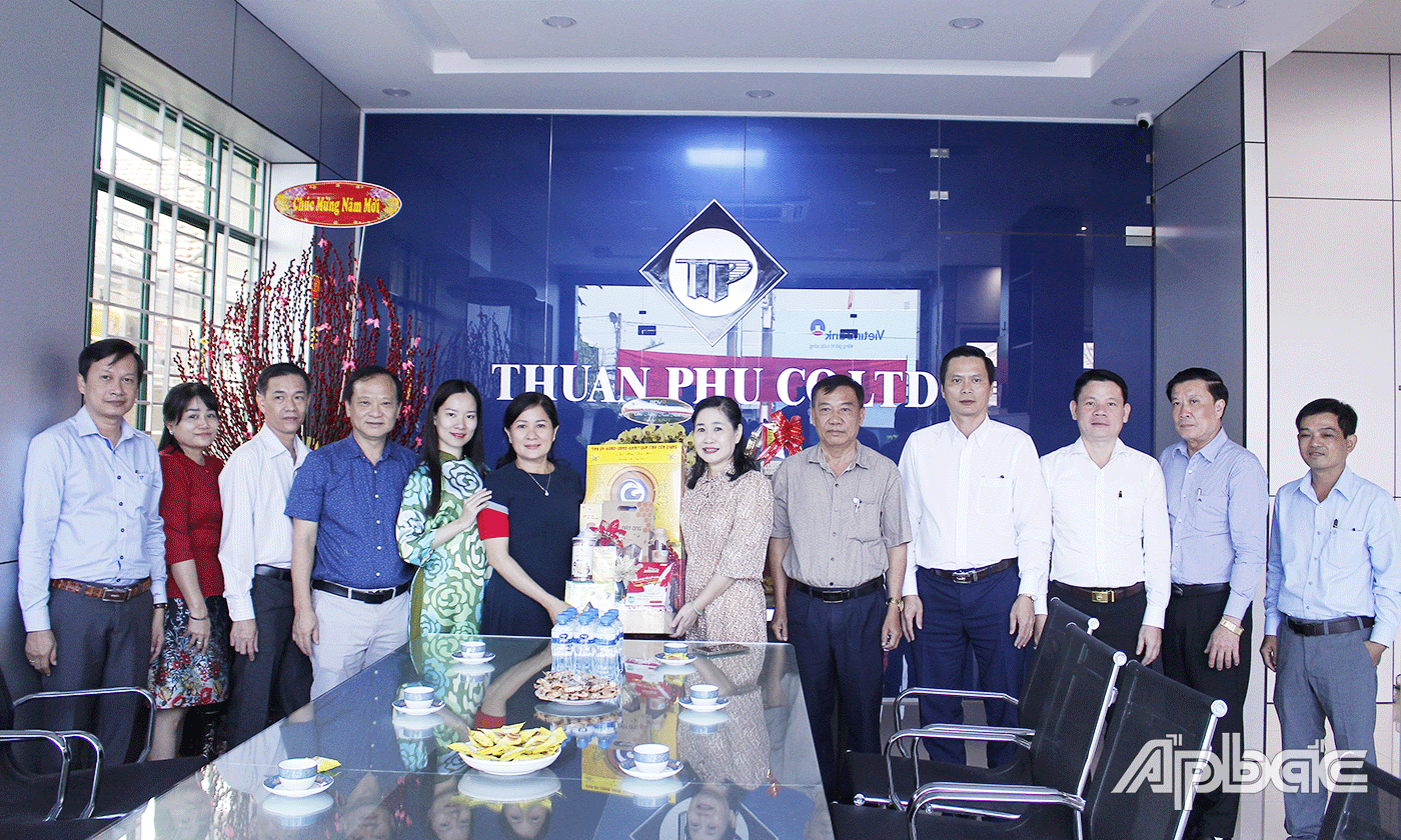 Đoàn đến thăm, chúc tết Công ty trách nhiệm hữu hạn Thuận Phú.