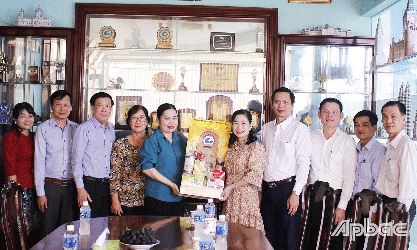 Đoàn đến thăm, chúc tết Công ty cổ phần thủy sản Sông Tiền.