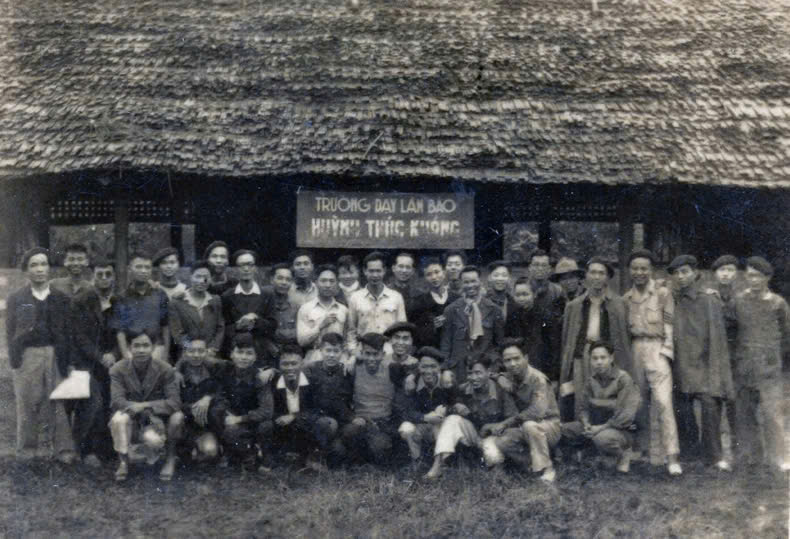 Lễ khai giảng Trường Dạy làm báo Huỳnh Thúc Kháng năm 1949. Nguồn: Bảo tàng Báo chí Việt Nam.
