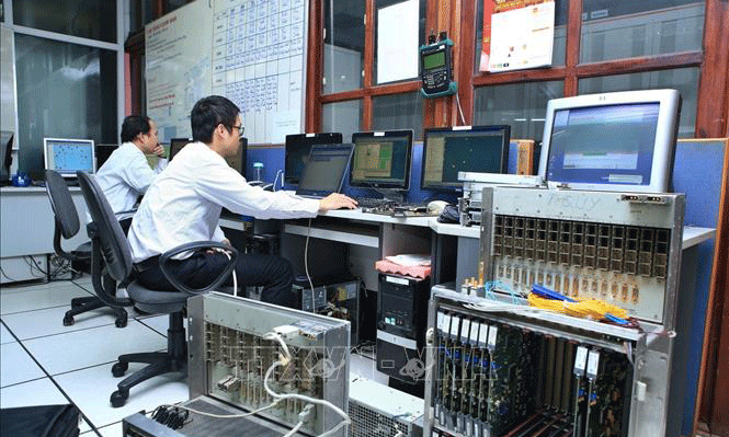 Xử lý kỹ thuật tại phòng Truyền dẫn Trung tâm VNPT Hà Nội. Ảnh tư liệu: Minh Quyết/TTXVN