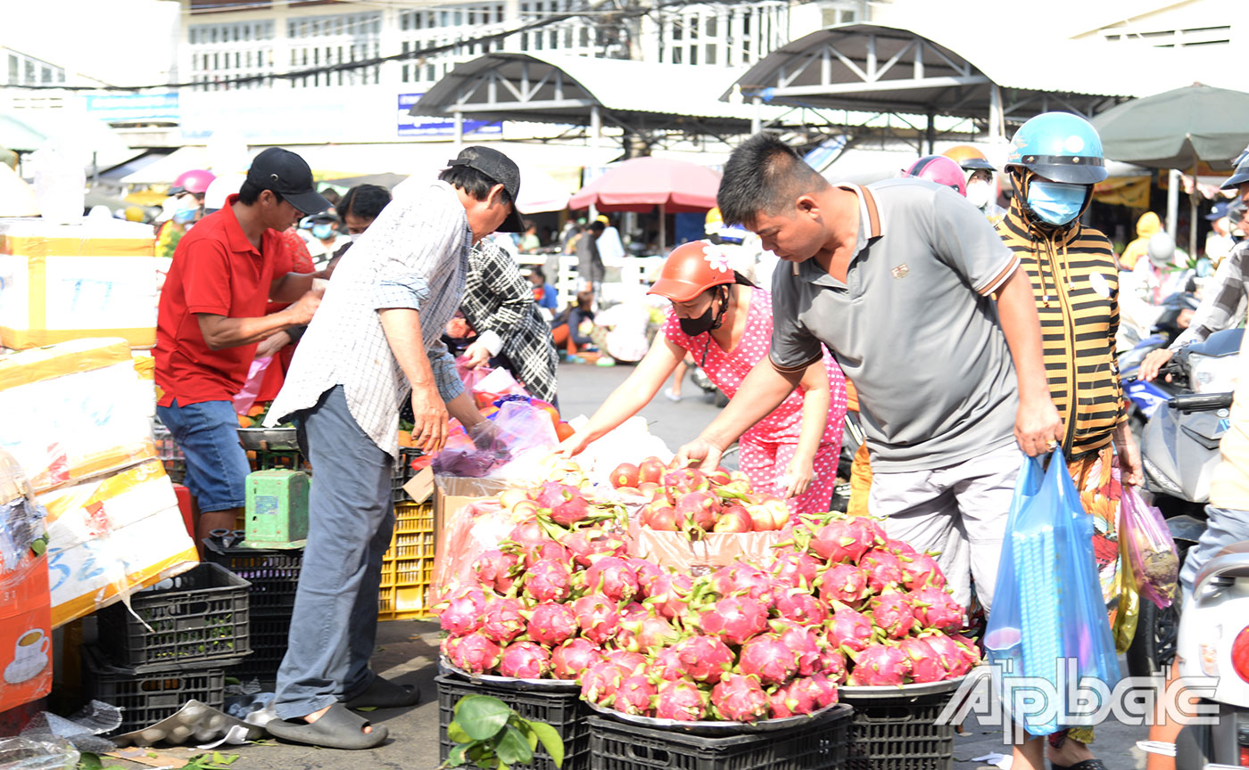 Rất đông người dân Gò Công đến tuyến đường Trương Định để mua trái cây chưng tết.