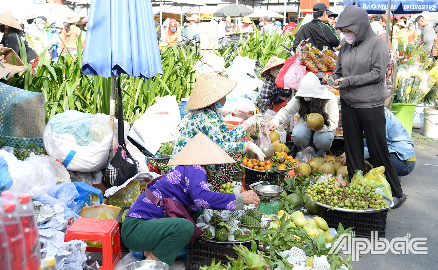Trái cây chưng tếthut1 hàng vào sáng 28 tết.