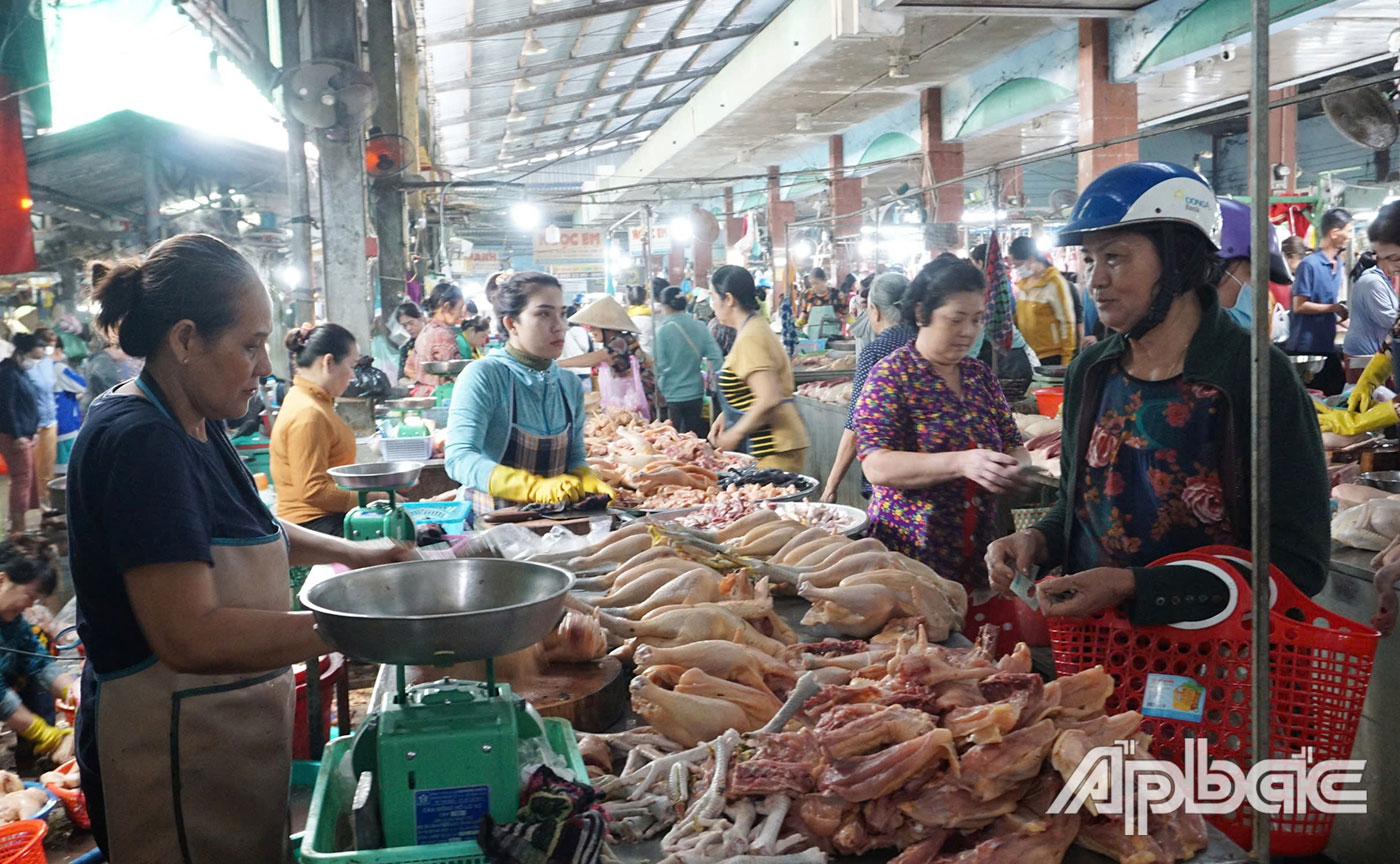 Các mặt hàng thực phẩm tươi sống tại chợ Thạnh Trị, TP. Mỹ Tho đang hút khách.