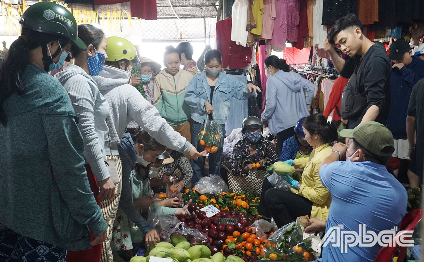 Trái cây chưng tết tại TP. Mỹ Tho hút hàng.