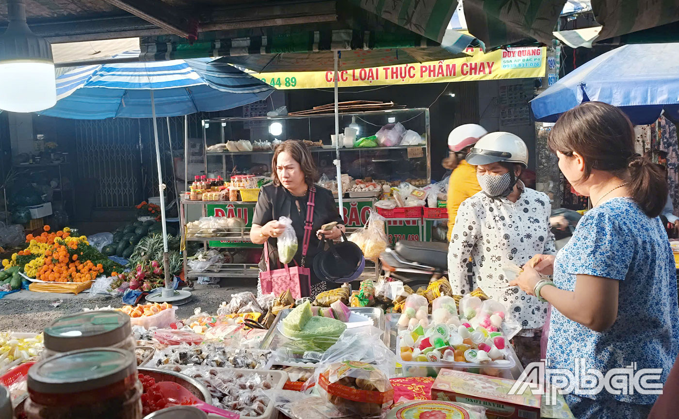 Sức mua các loại bánh, mứt tăng mạnh trong ngày 28 tết.