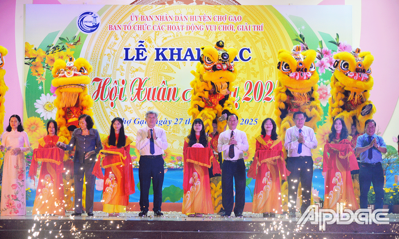 Đại biểu cắt băng khai mạc.