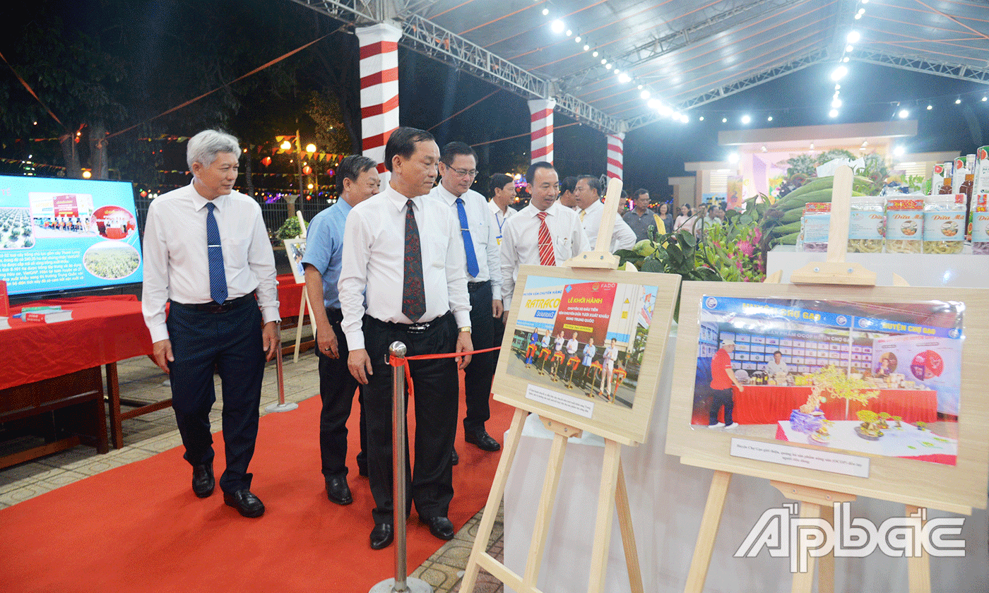 Lãnh đạo tỉnh, huyện và nhân dân tham quan khu trưng bày thành tựu phát triển kinh tế, xã hội của huyện.