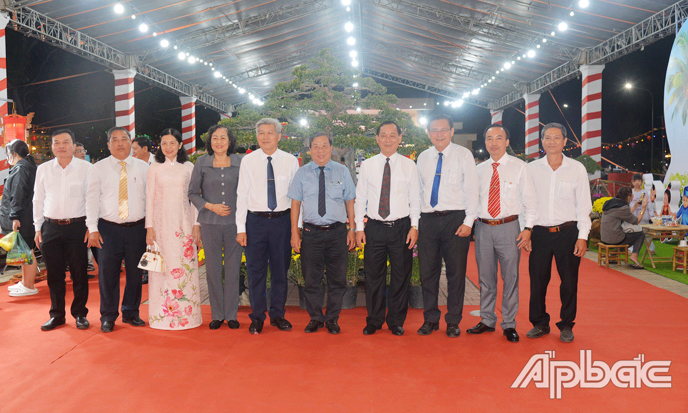 Đại biểu chụp ảnh lưu niệm.