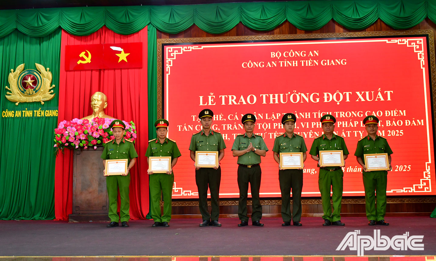 Đại tá Nguyễn Hồng Khắc, Phó Giám đốc Công an tỉnh trao giấy khen của Công an tỉnh tặng các cá nhân lập thành tích xuất sắc trong cao điểm tấn công, trấn áp tội phạm Tết 2025. Ảnh Đặng Thanh
