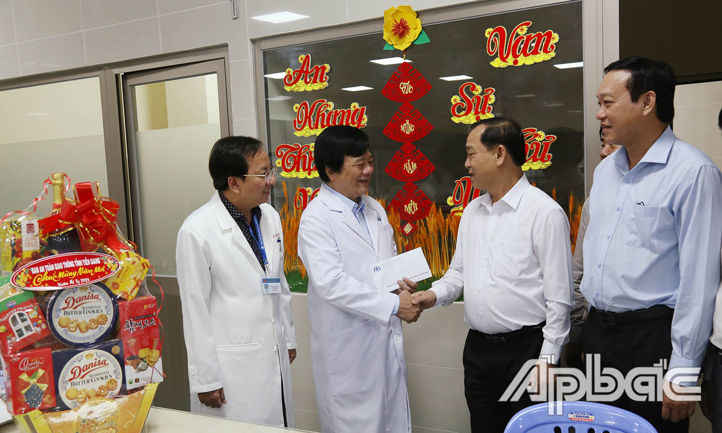 Đồng chí Nguyễn Văn Vĩnh thăm hỏi, chúc tết Bệnh viện Đa khoa Tiền Giang.