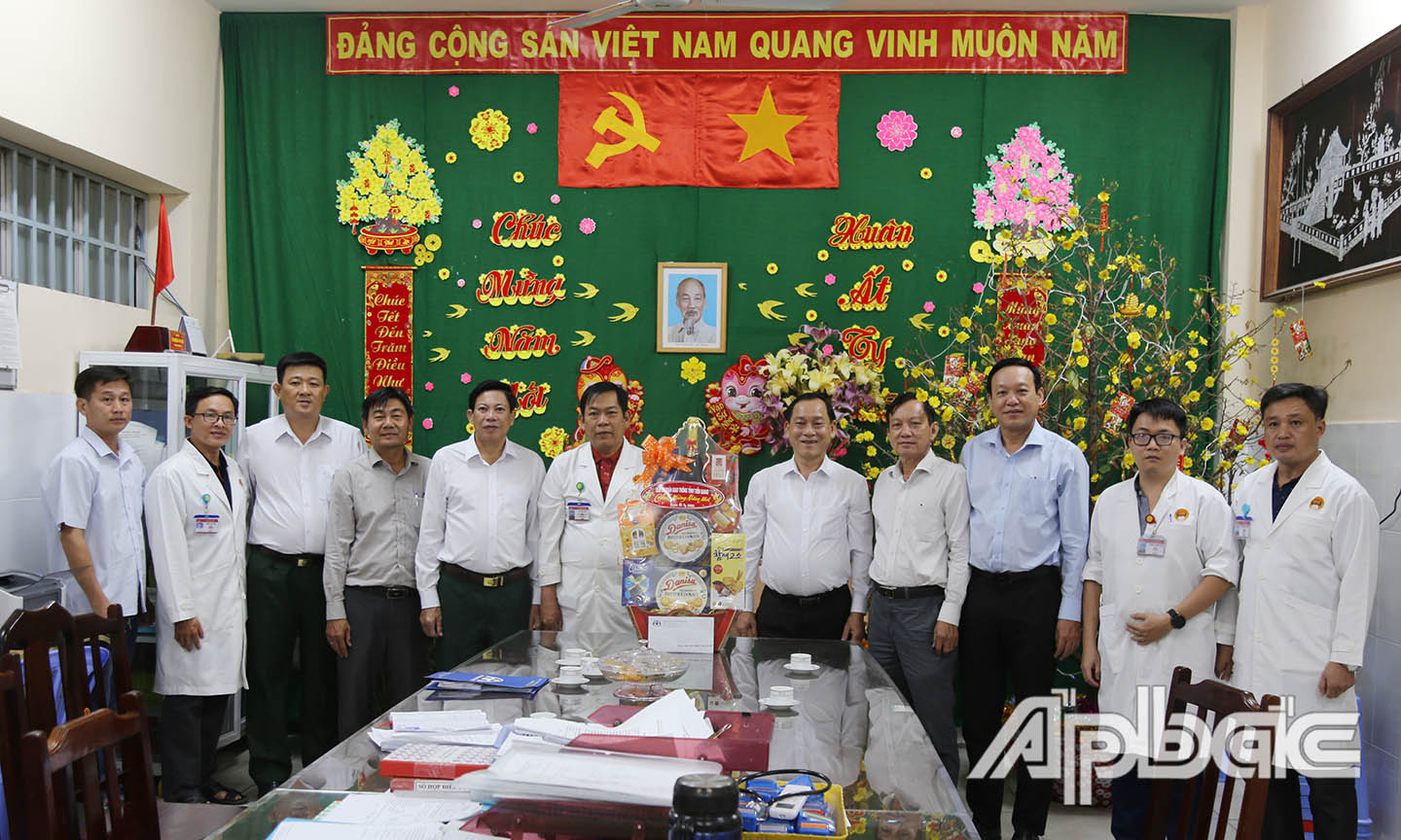 Đồng chí Nguyễn Văn Vĩnh thăm, chúc tết Bệnh viện Đa khoa khu vực TX.Gò Công.