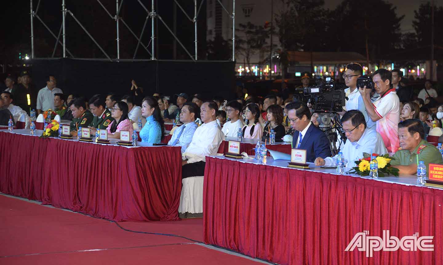 Các đồng chí lãnh đạo tỉnh tham dự Chương trình.