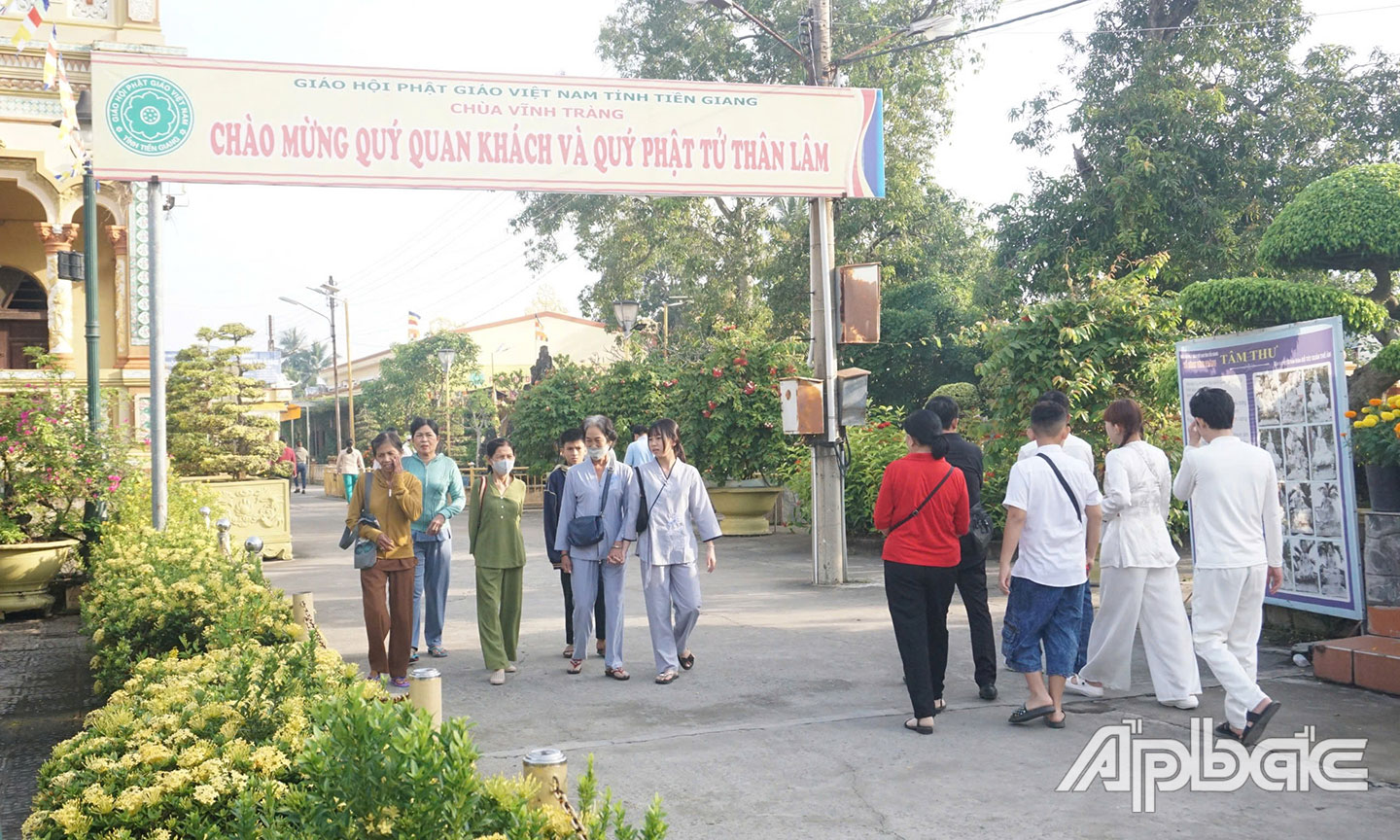 Chùa Vĩnh Tràng thu hút nhiều du khách đến tham quan.