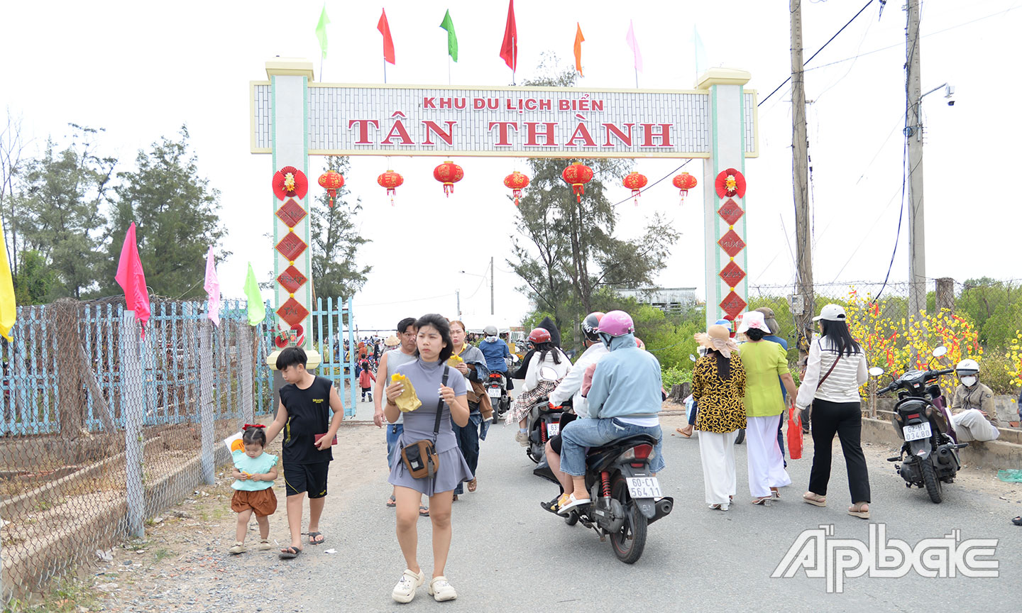 Khu du lịch biển Tân Thành thu hút đông du khách dịp Tết Nguyên đán.