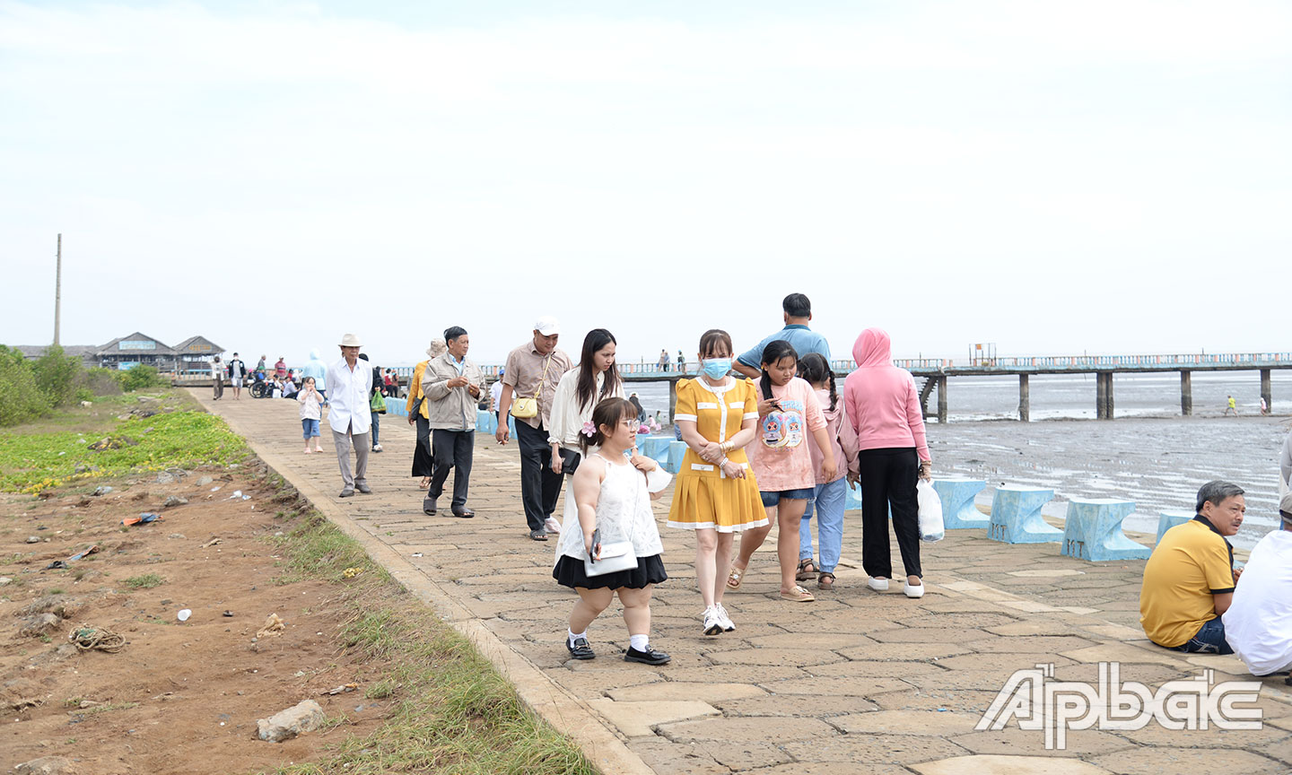 Du khách đến biển Tân Thành tăng mạnh trong những ngày tết.