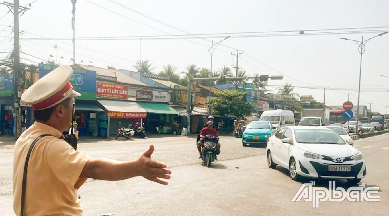 Lực lượng chức năng điều tiết phân luồng giao thông ngã 4 Lương Phú.