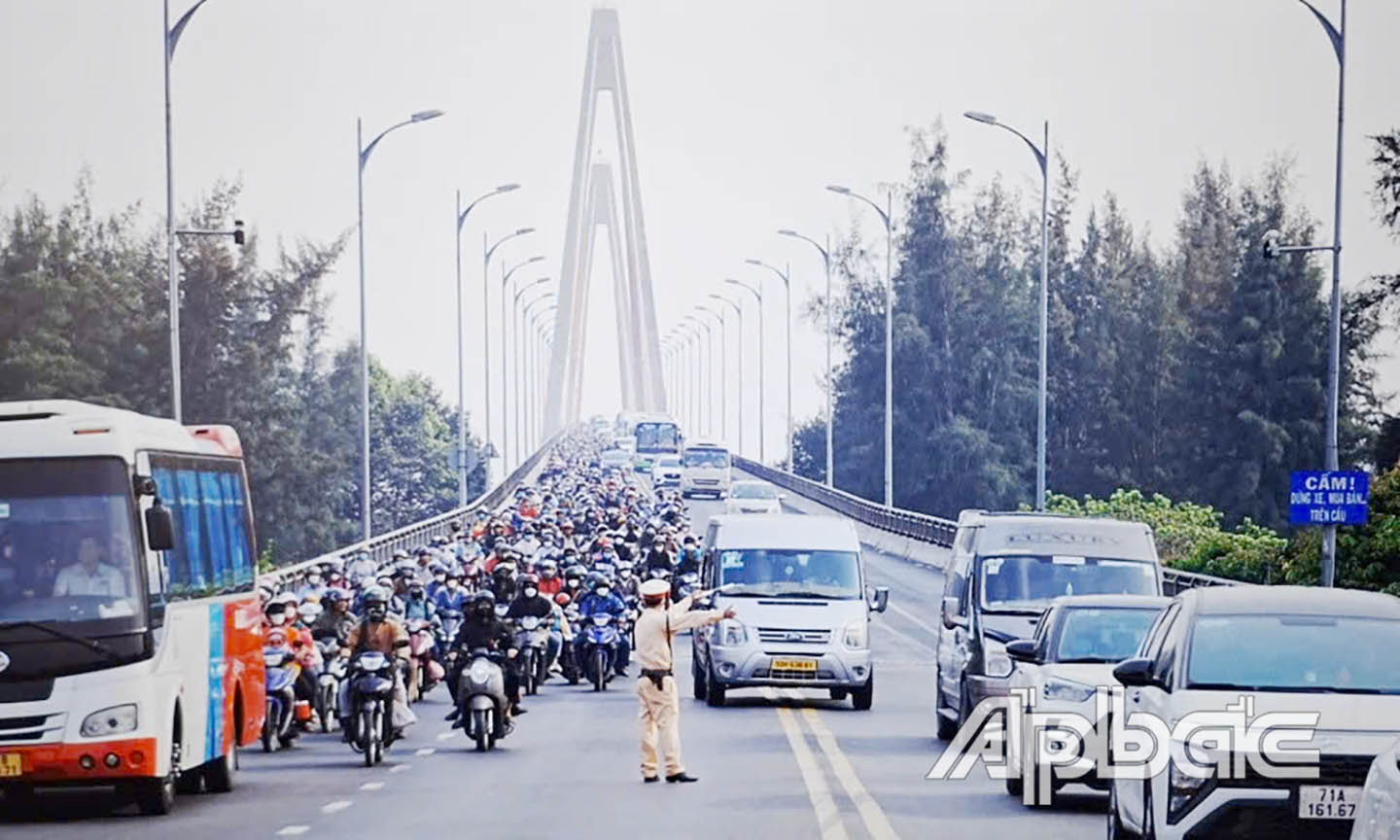 Dòng người vượt cầu Rạch Miễu.