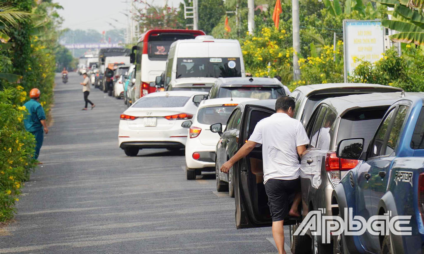 Dòng xe nối đuôi qua phà tạm Rạch Miễu phía bờ Bến Tre.