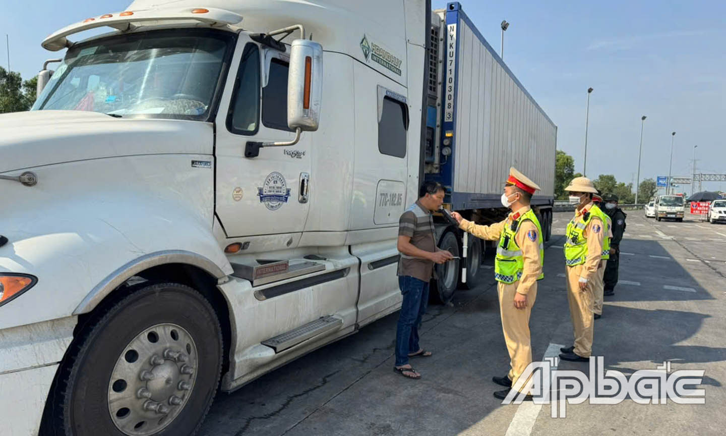 Lực lượng CSGT cao tốc tăng cường kiểm tra xử lý vi phạm nồng độ cồn và những vi phạm là nguyên nhân chính dẫn đến tai nạn giao thông.
