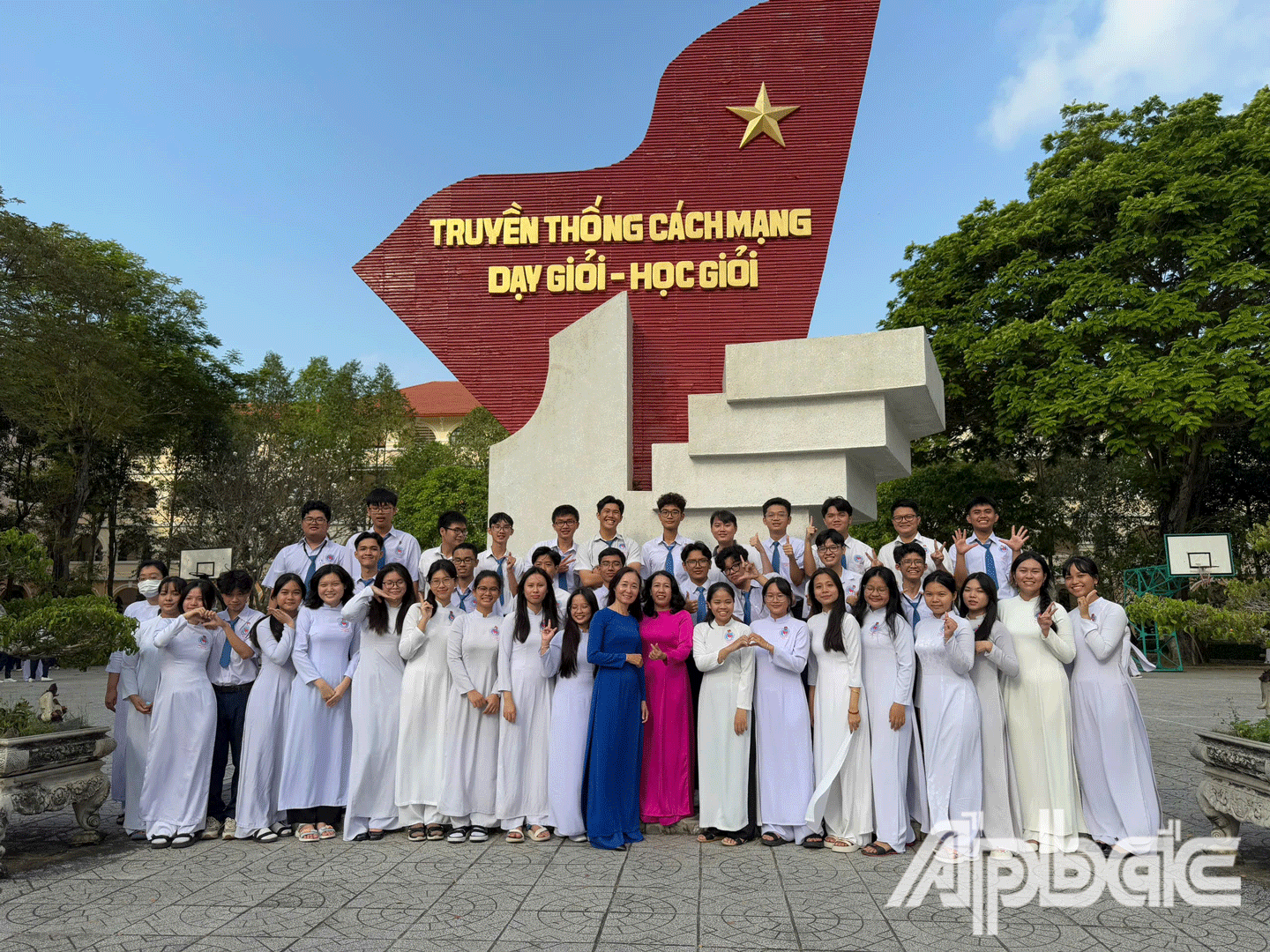 Trong ngày đầu tiên trở lại trường, Trường THPT Nguyễn Đình Chiểu, TP. Mỹ Tho tổ chức nhiều hoạt động đón xuân như: Lì xì, văn nghệ, chụp ảnh lưu niệm. 