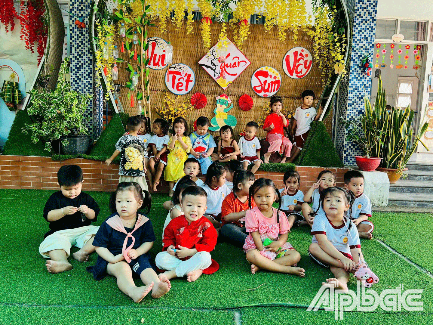 Trẻ mầm non Trường Mầm non Phú Mỹ, huyện Tân Phước trong ngày đầu tiên đến trường sau kỳ nghỉ tết. 