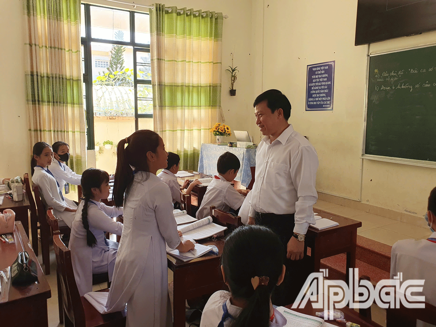 Tiến sĩ Lê Quang Trí thăm hỏi, động viên học sinh Trường THCS Lê Ngọc Hân. 