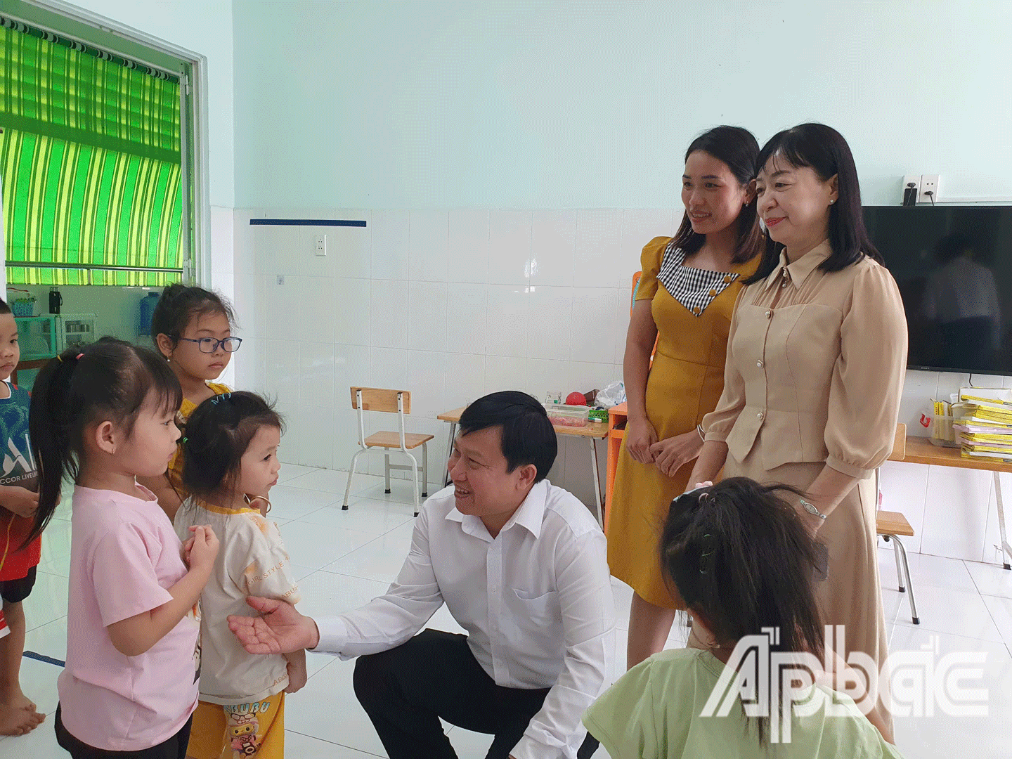 Tiến sĩ Lê Quang Trí ân cần thăm hỏi trẻ mầm non tại Trường Mầm non Song Thuận, huyện Châu Thành. 