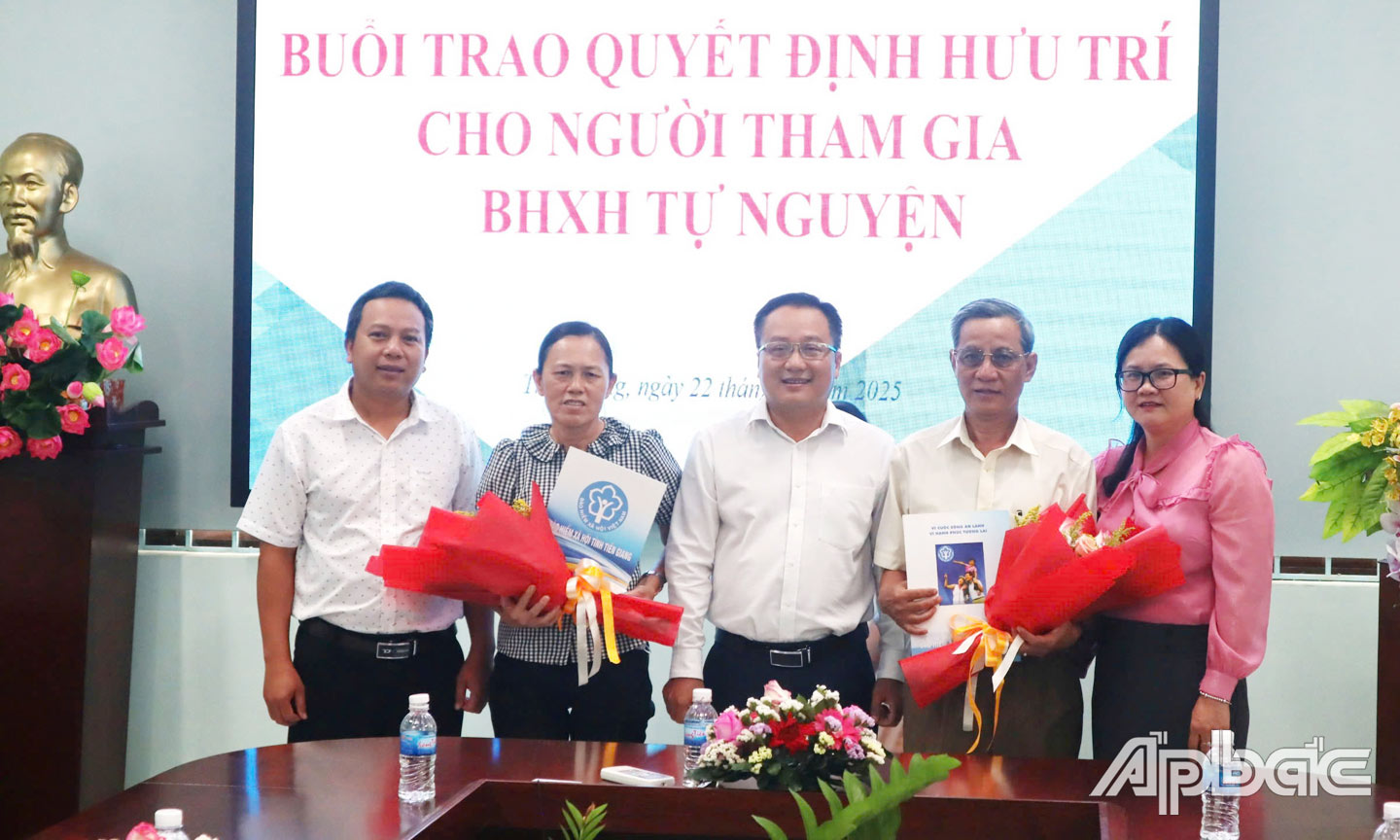 Phó Giám đốc BHXH tỉnh Tiền Giang Huỳnh Hữu Phúc trao Quyết định hưu trí cho người tham gia BHXH tự nguyện.