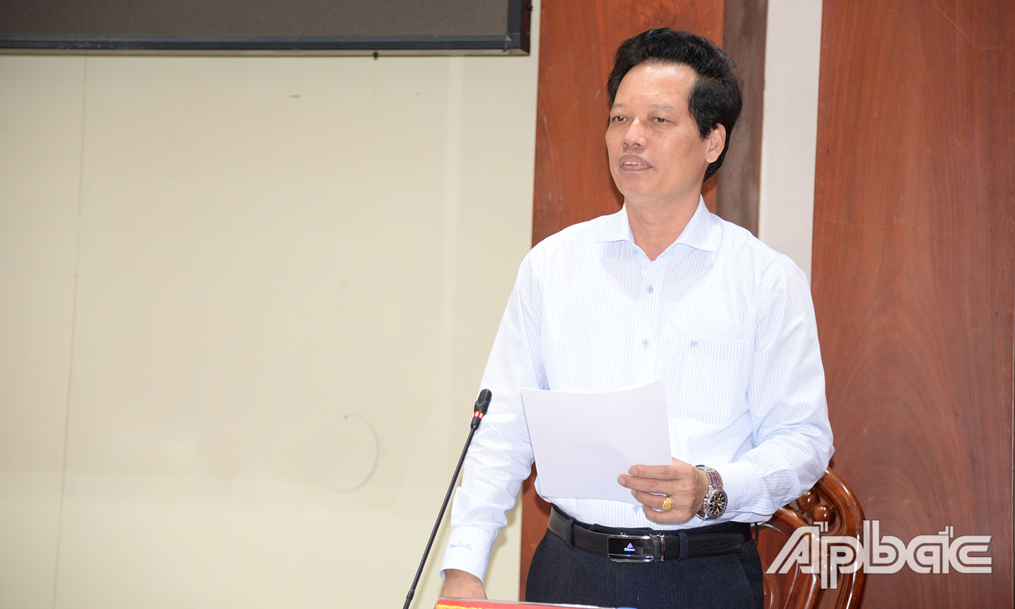 Phó Chủ tịch UBND tỉnh Tiền Giang Nguyễn Thành Diệu phát biểu tại phiên họp.