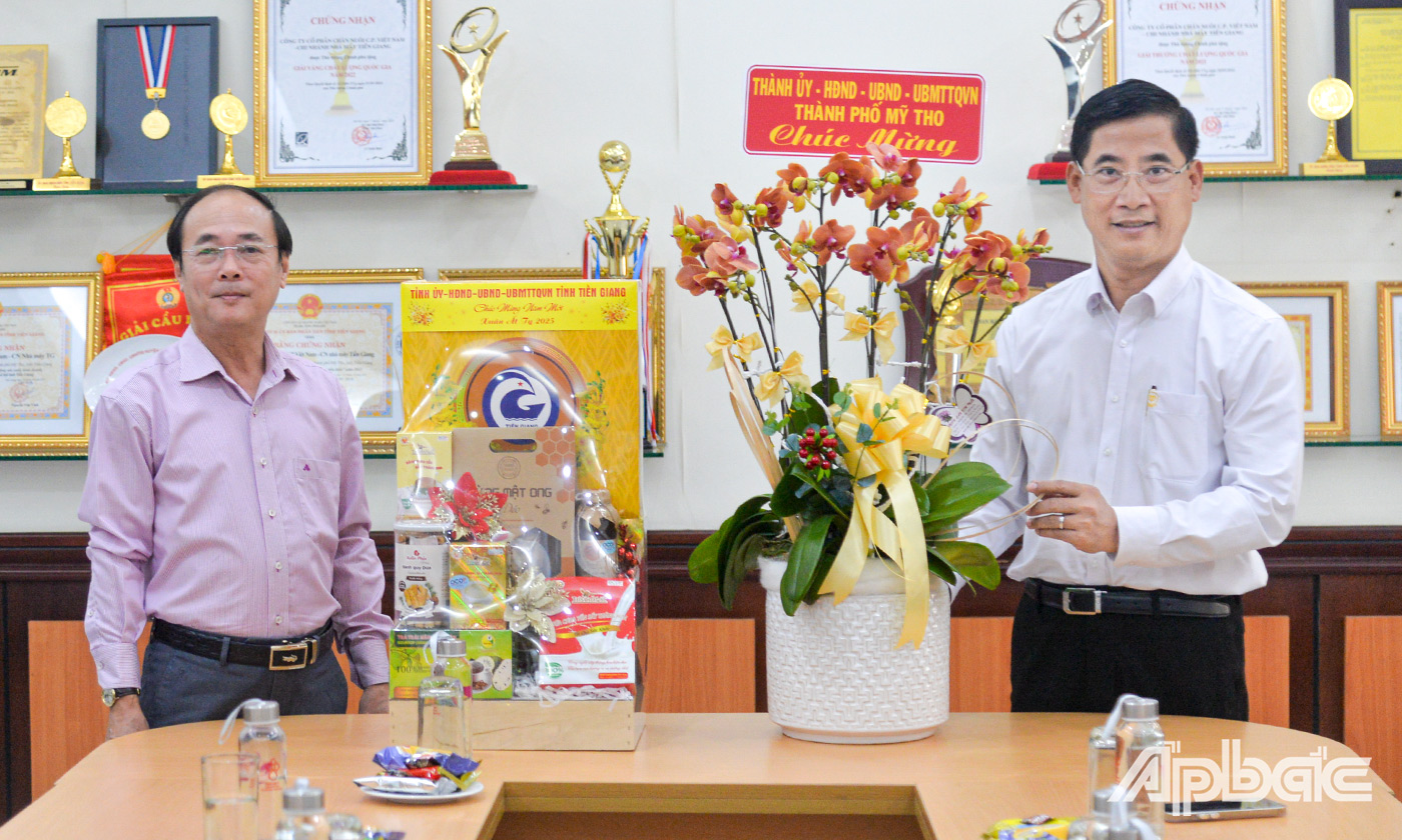 Đồng chí Trần Kim Trát (bìa trái) thăm, chúc tết Công ty Cổ phần Chăn nuôi CP Việt Nam - Chi nhánh Nhà máy Tiền Giang.