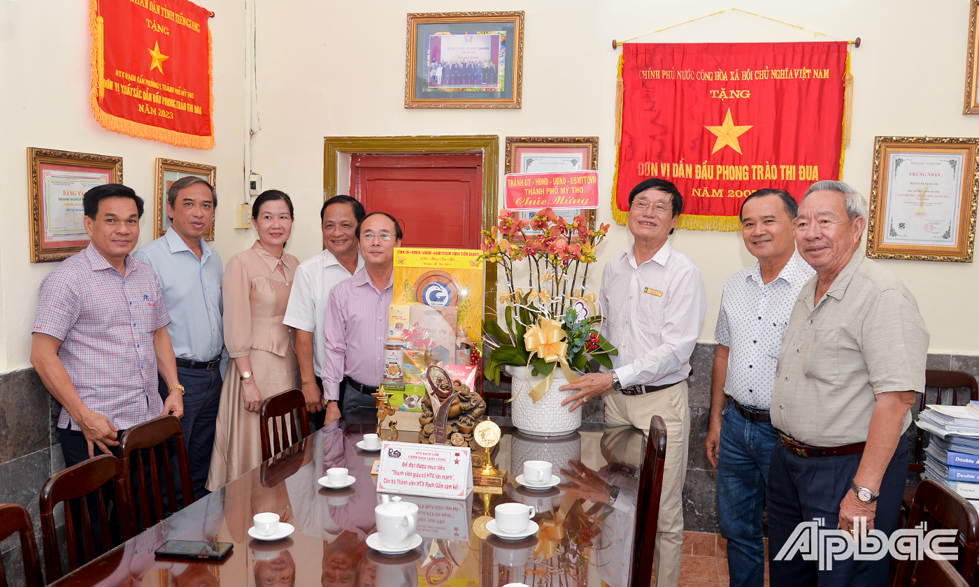 Đồng chí Trần Kim Trát cùng các thành viên trong đoàn đến thăm, chúc tết Công ty TNHH MTV Công trình đô thị Mỹ Tho.
