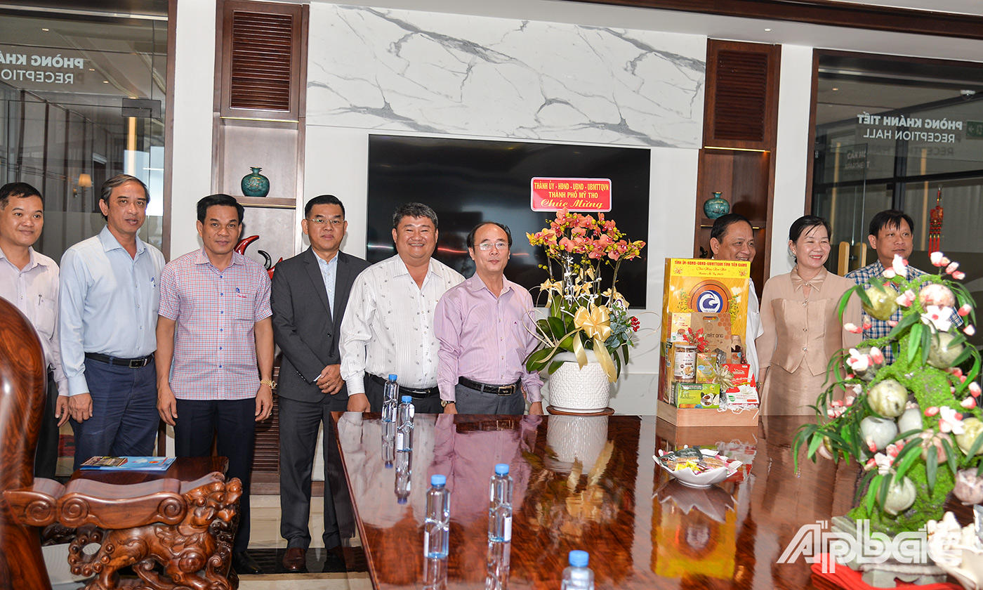 Đồng chí Trần Kim Trát cùng các thành viên trong đoàn đến thăm, chúc tết Công ty TNHH Central Plaza Mỹ Tho Thiên Hộ.