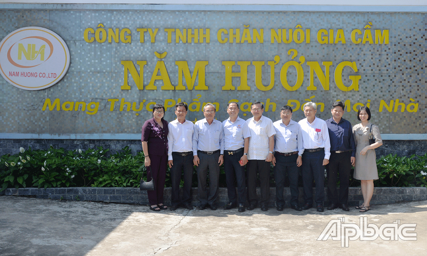 Đoàn lãnh đạo tỉnh, huyện thăm, chúc tết Công ty TNHH Chăn nuôi gia cầm Năm Hưởng.