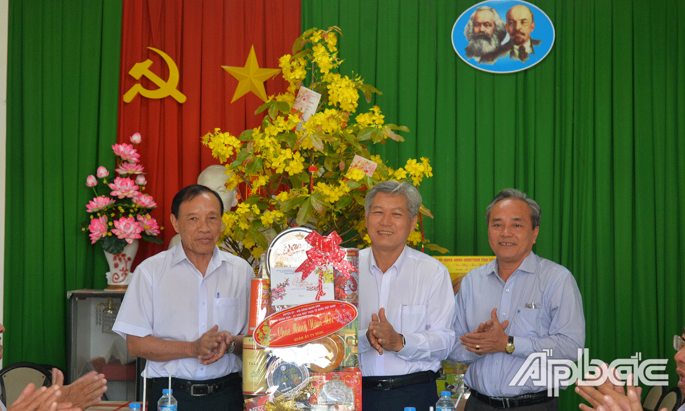 Đoàn lãnh đạo tỉnh, huyện thăm, chúc tết Công ty cổ phần Thương mại Chợ Gạo.
