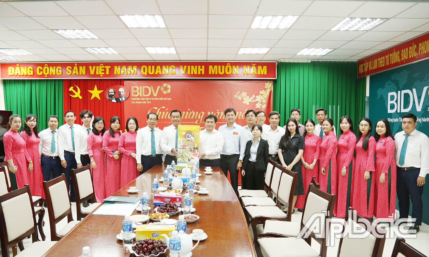 Đoàn chụp ảnh cùng lãnh đạo, cán bộ, nhân viên Ngân hàng đầu tư và phát triển chi nhánh Mỹ Tho.