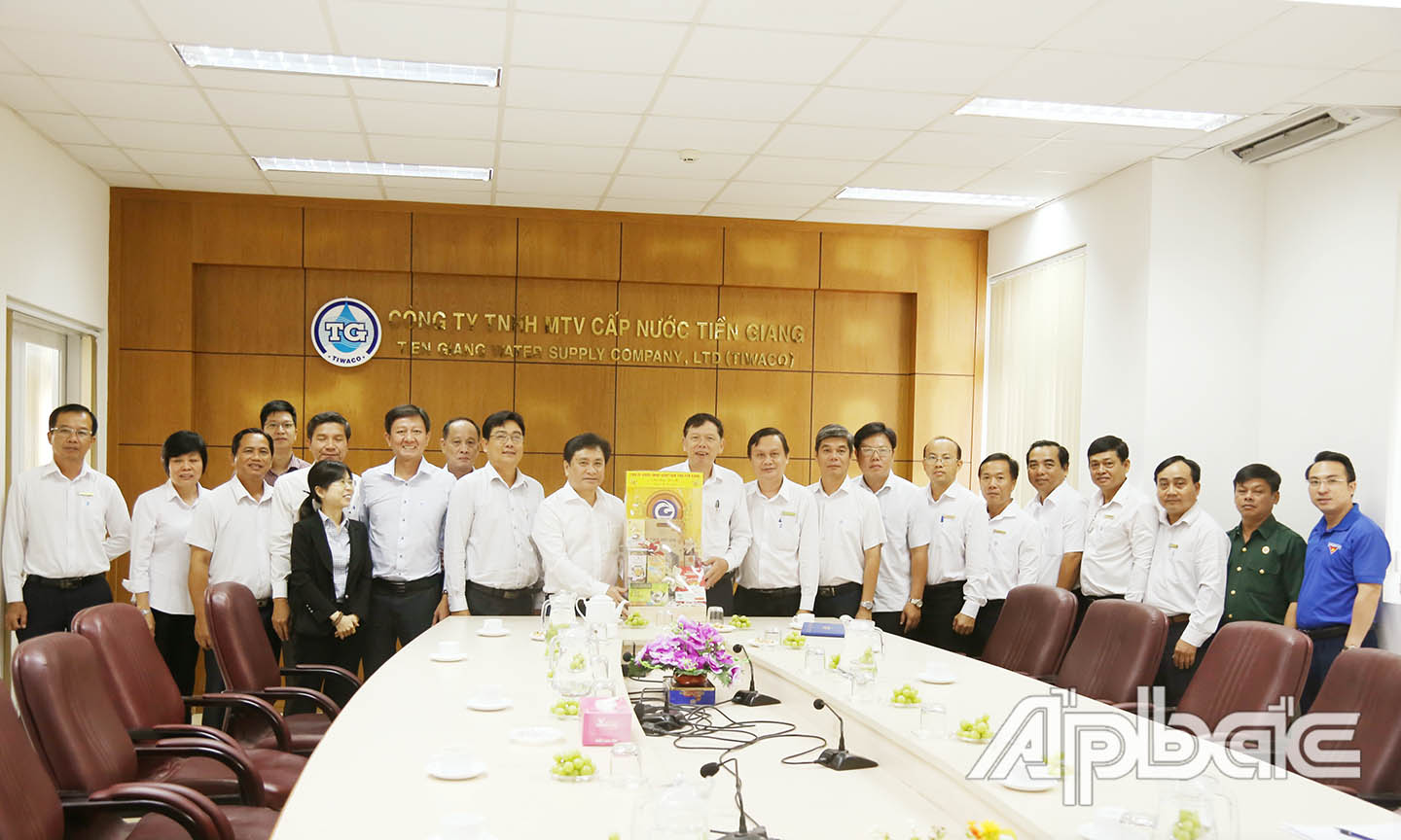 Đồng chí Trần Văn Dũng thăm, chúc tết Công ty TNHH MTV Cấp nước Tiền Giang.