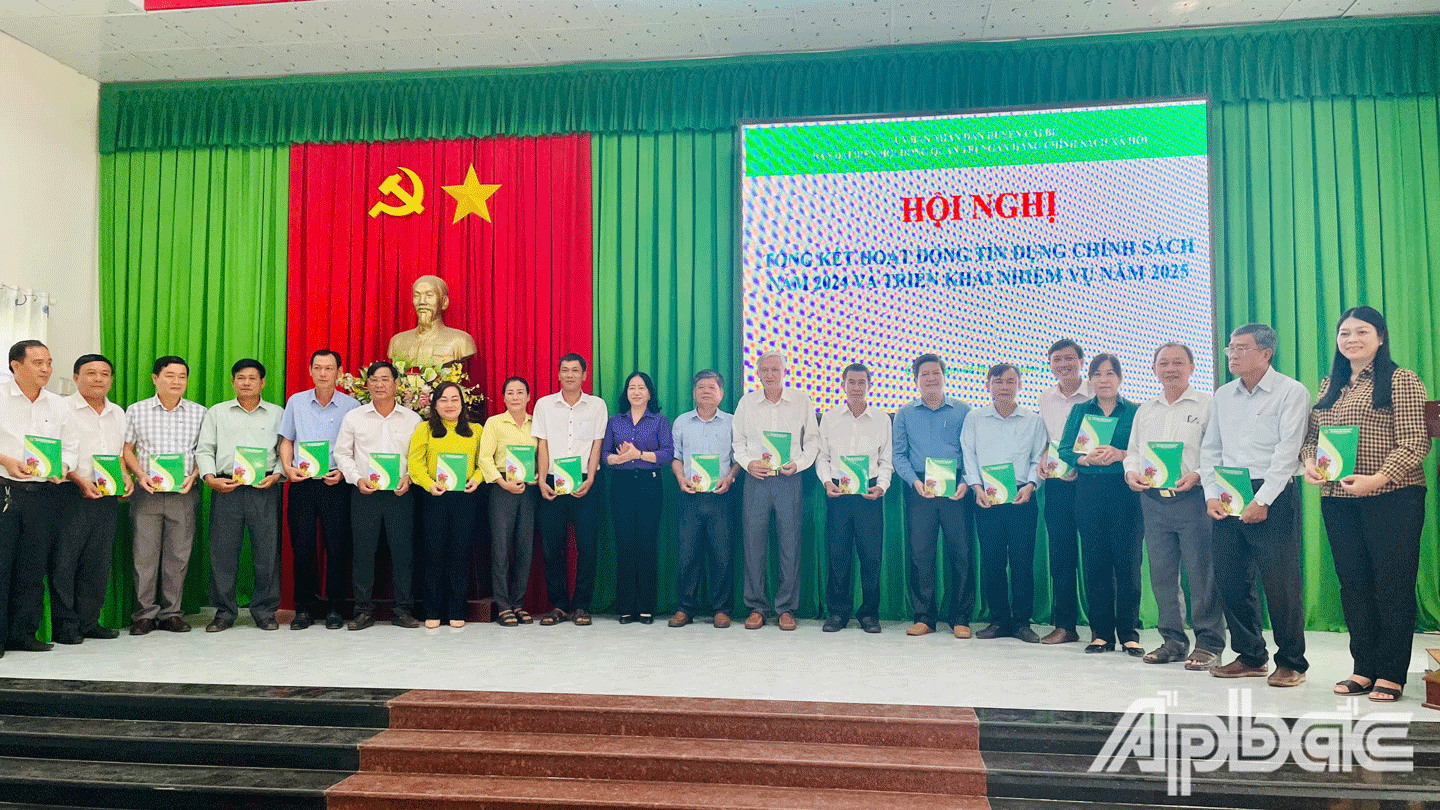  Phó Chủ tịch Thường trực UBND huyện Cái Bè Phạm Thị Tại phát thưởng cho các tập thể, cá nhân đạt thành tích trong năm 2024. 