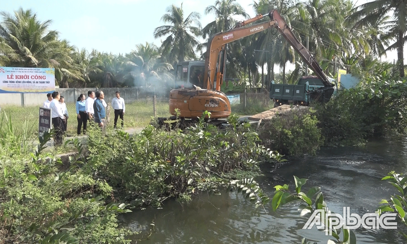 Khởi công công trình nạo vét kênh Liên Hồng xã An Thạnh Thủy.