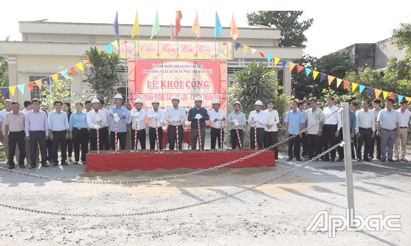 Khởi công công trình đường Bắc Hóc Lựu xã Tân Thuận Bình.