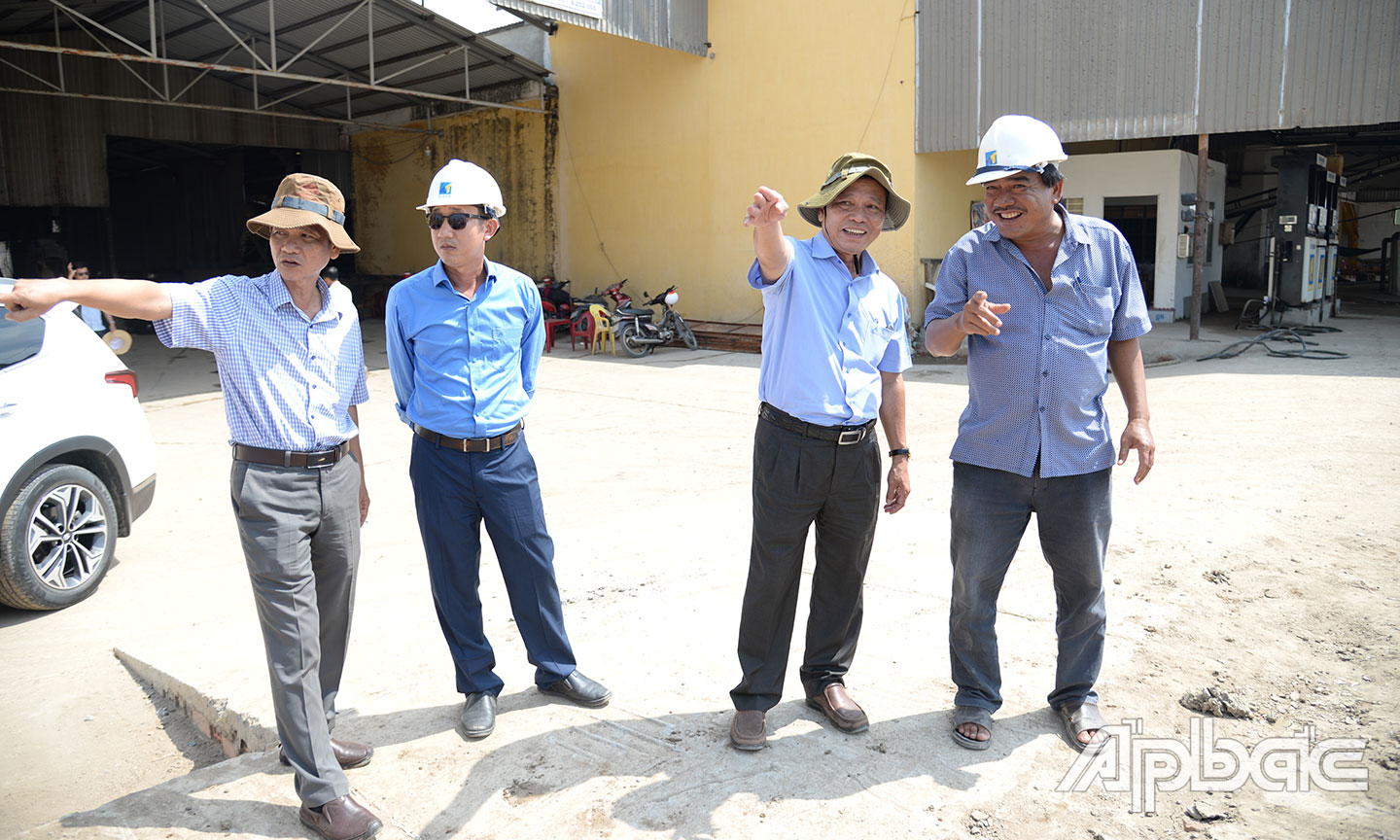 Đồng chí Trần Minh Trung kiểm tra tiến độ gói thầu thi công xây dựng đoạn từ Quốc lộ 50 đến cầu Chợ Gạo thuộc Dự án Đường tỉnh 864.