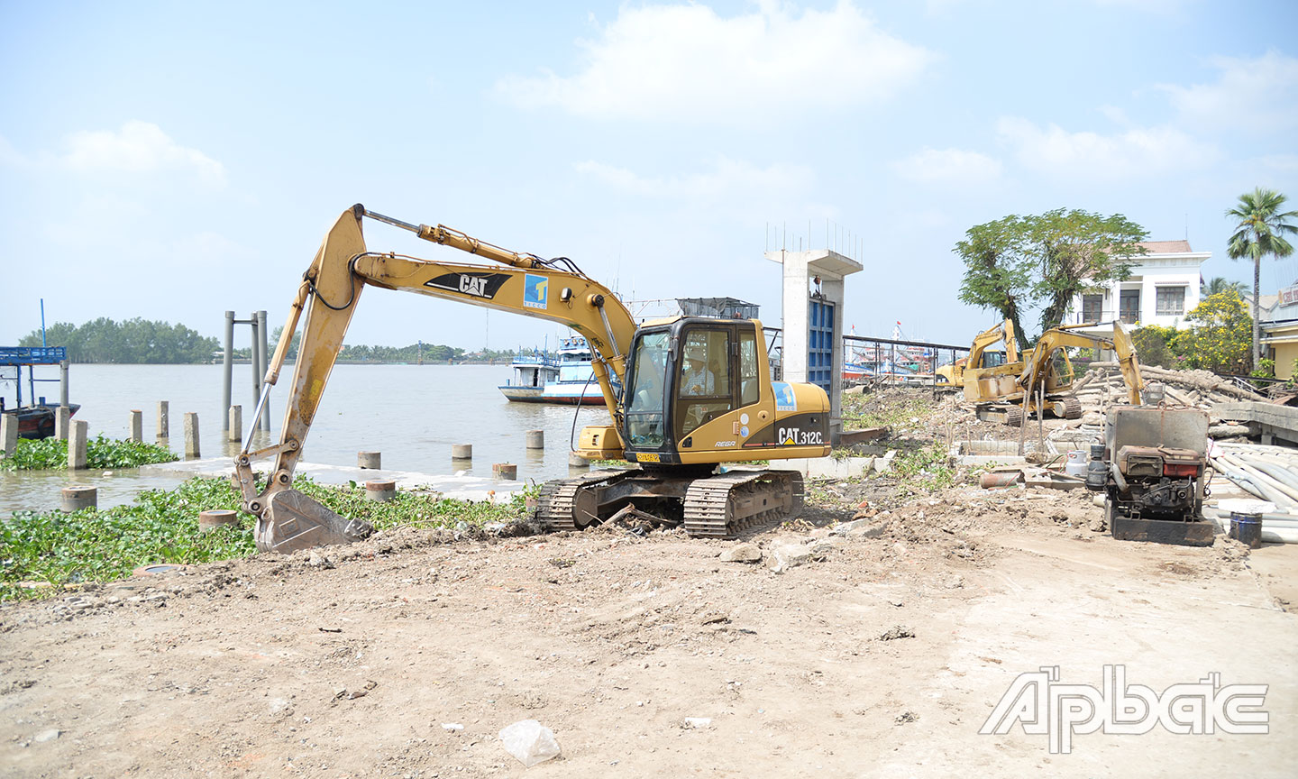 Thi công hạng mục kè gói thầu từ Quốc lộ 50 đến cầu Chợ Gạo.