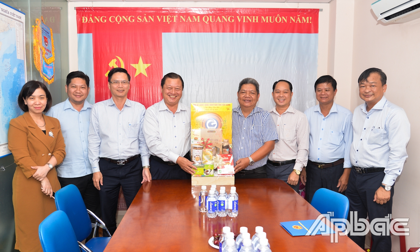 Đồng chí Phan Phùng Phú cùng đoàn thăm, tặng quà Co.opMart Cai Lậy.