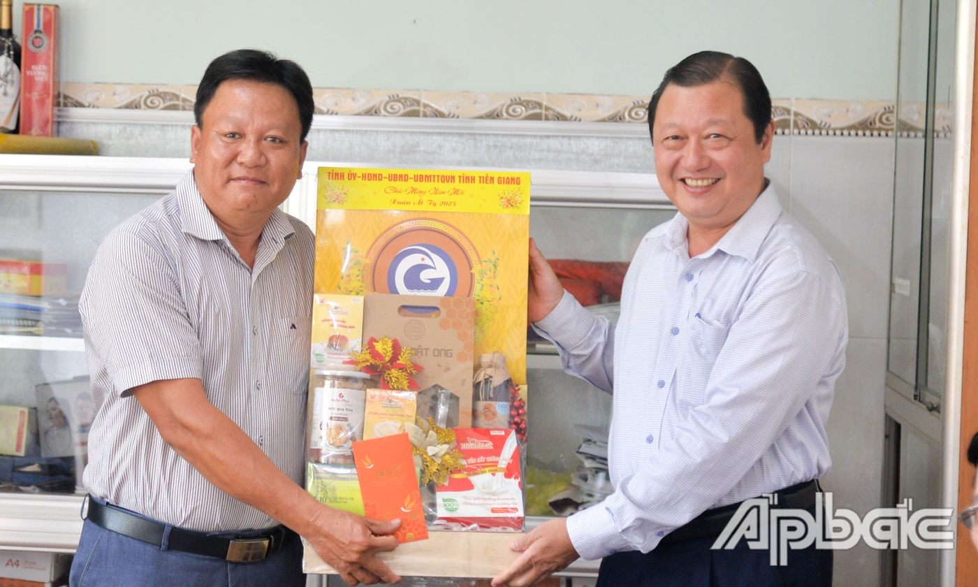 Đồng chí Phan Phùng Phú tặng quà Công ty TNHH Xây dựng Hoàng Thành.
